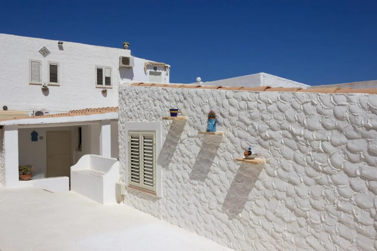 Hotel Macondo Lampedusa 3*,  Italia